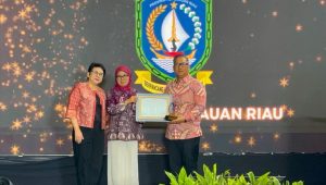 Wakil Gubernur Kepri Nyanyang Haris Pratamura saat menerima penghargaan sebagai Provinsi dengan Kinerja Penuh dari Lembaga Kebijakan Pengadaan Barang/Jasa Pemerintah (LKPP) 2026, di Plaza Gedung LKPP, Jakarta, Selasa (11/8/2026).