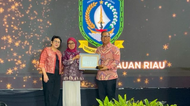 Wakil Gubernur Kepri Nyanyang Haris Pratamura saat menerima penghargaan sebagai Provinsi dengan Kinerja Penuh dari Lembaga Kebijakan Pengadaan Barang/Jasa Pemerintah (LKPP) 2026, di Plaza Gedung LKPP, Jakarta, Selasa (11/8/2026).