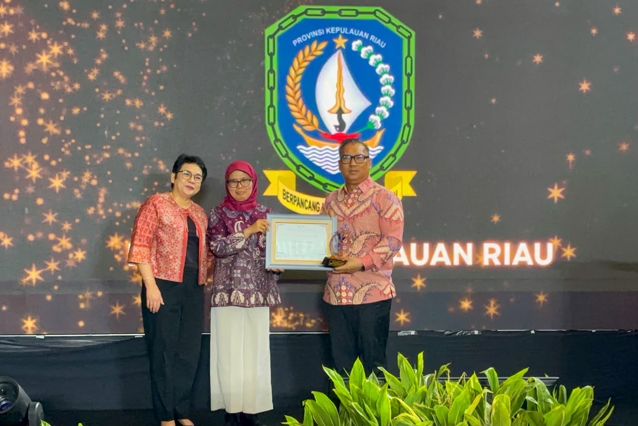 Wakil Gubernur Kepri Nyanyang Haris Pratamura saat menerima penghargaan sebagai Provinsi dengan Kinerja Penuh dari Lembaga Kebijakan Pengadaan Barang/Jasa Pemerintah (LKPP) 2026, di Plaza Gedung LKPP, Jakarta, Selasa (11/8/2026).