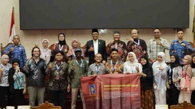 Ketua DPRD Kota Batam H Muhammad Kamaluddin, saat menerima kunjungan studi mahasiswa Fakultas Hukum Program Internasional Universitas Islam Indonesia (UII) Yogyakarta, di Gedung DPRD Kota Batam, Senin (27/4/2026)