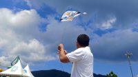 Wakil Bupati Kepulauan Anambas Raja Bayu Febri Gunadian resmi membuka Festival Layang-Layang Aduan perdana yang digelar di halaman Astaka Masjid Agung Baitul Ma'mur, Kelurahan Tarempa, Kecamatan Siantan, Sabtu, (1/8/2026) (Foto: Fendi)