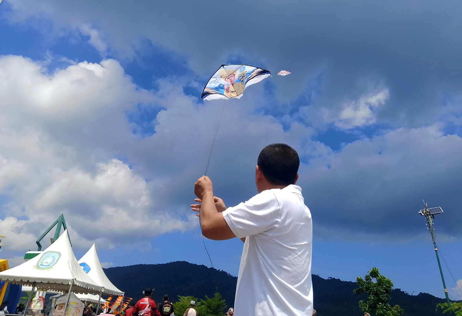 Wakil Bupati Kepulauan Anambas Raja Bayu Febri Gunadian resmi membuka Festival Layang-Layang Aduan perdana yang digelar di halaman Astaka Masjid Agung Baitul Ma'mur, Kelurahan Tarempa, Kecamatan Siantan, Sabtu, (1/8/2026) (Foto: Fendi)