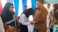 Bupati Kepulauan Anambas, Aneng, saat menghadiri pelantikan dan pengambilan sumpah 15 anggota Badan Permusyawaratan Desa (BPD) dari Desa Air Biru, Desa Landak, dan Desa Batu Berapit, Kecamatan Jemaja, yang berlangsung di Aula Kantor Camat Jemaja, Senin (3/8/2026). (Foto: Fendi/pijarkepri.com)
