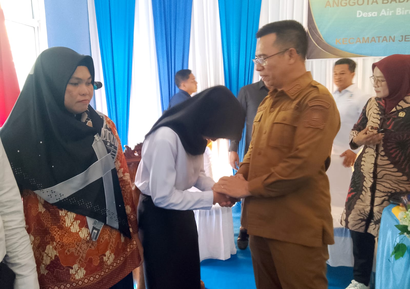 Bupati Kepulauan Anambas, Aneng, saat menghadiri pelantikan dan pengambilan sumpah 15 anggota Badan Permusyawaratan Desa (BPD) dari Desa Air Biru, Desa Landak, dan Desa Batu Berapit, Kecamatan Jemaja, yang berlangsung di Aula Kantor Camat Jemaja, Senin (3/8/2026). (Foto: Fendi/pijarkepri.com)