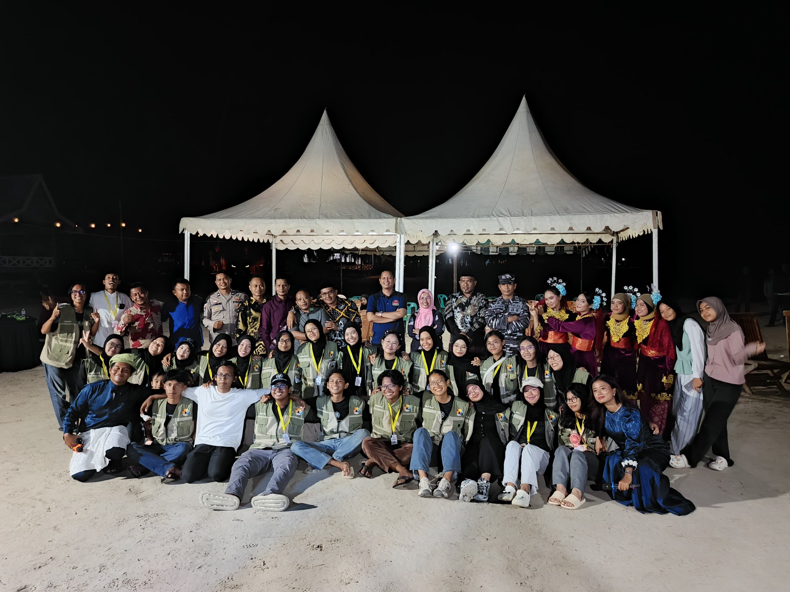 Foto bersama mahasiswa Kuliah Kerja Nyata-Pembelajaran Pemberdayaan Masyarakat (KKN-PPM) Universitas Gadjah Mada (UGM), di Anambas, Selasa (4/8/2026)