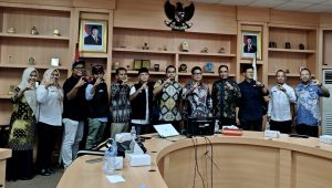 Persatuan Wartawan Indonesia (PWI) Kepulauan Riau menghadiri Forum Konsultasi Publik (FKP) yang diselenggarakan Dinas Komunikasi dan Informatika (Diskominfo) Provinsi Kepulauan Riau di Lantai 3 Kantor Gubernur Kepri, Dompak, Tanjungpinang, Kamis (6/8/2026).
