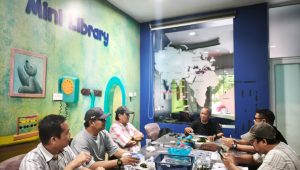 Ketua PWI Provinsi Kepri Saibansah Dardani memimpin rapat rutin yang dihadiri Ketua Dewan Penasehat PWI Kepri, Marganas Nainggolan, Ketua DK Kepri Parna Simarmata dan Sekretarisnya, Anwar Saleh dan Wakil Bendahara PWI Kepri, Faisal, di Batam, Kamis (6/8/2026) (f-pwi Kepri)