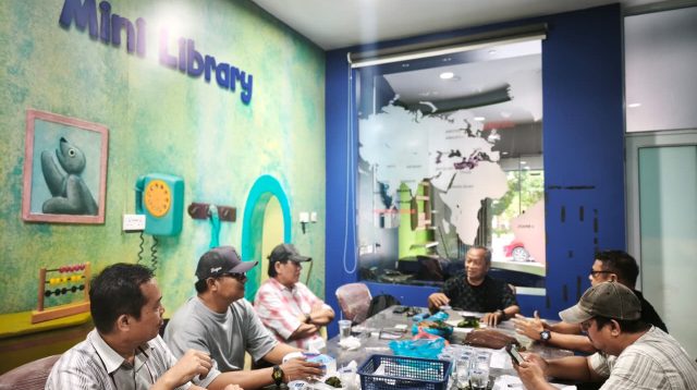 Ketua PWI Provinsi Kepri Saibansah Dardani memimpin rapat rutin yang dihadiri Ketua Dewan Penasehat PWI Kepri, Marganas Nainggolan, Ketua DK Kepri Parna Simarmata dan Sekretarisnya, Anwar Saleh dan Wakil Bendahara PWI Kepri, Faisal, di Batam, Kamis (6/8/2026) (f-pwi Kepri)