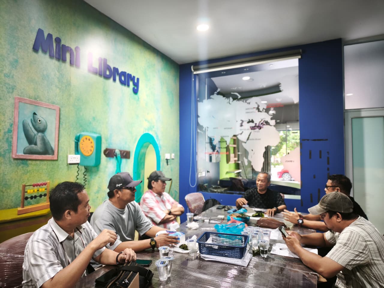 Ketua PWI Provinsi Kepri Saibansah Dardani memimpin rapat rutin yang dihadiri Ketua Dewan Penasehat PWI Kepri, Marganas Nainggolan, Ketua DK Kepri Parna Simarmata dan Sekretarisnya, Anwar Saleh dan Wakil Bendahara PWI Kepri, Faisal, di Batam, Kamis (6/8/2026) (f-pwi Kepri)