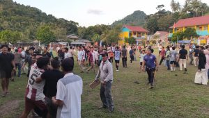 Pertandingan sepak bola dalam rangka memperingati Hari Ulang Tahun (HUT) ke-81 Kemerdekaan Republik Indonesia di Kecamatan Jemaja, Kabupaten Kepulauan Anambas, Kepulauan Riau, diwarnai kericuhan antara pemain dan penonton, Jumat (7/8/2026). Pertandingan sepak bola dalam rangka memperingati Hari Ulang Tahun (HUT) ke-81 Kemerdekaan Republik Indonesia di Kecamatan Jemaja, Kabupaten Kepulauan Anambas, Kepulauan Riau, diwarnai kericuhan antara pemain dan penonton, Jumat (7/8/2026).