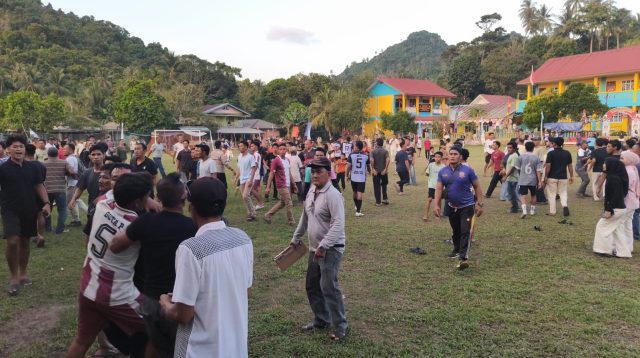 Pertandingan sepak bola dalam rangka memperingati Hari Ulang Tahun (HUT) ke-81 Kemerdekaan Republik Indonesia di Kecamatan Jemaja, Kabupaten Kepulauan Anambas, Kepulauan Riau, diwarnai kericuhan antara pemain dan penonton, Jumat (7/8/2026).