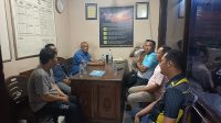 Kepala Desa Impol Yurnalis bersama Ketua Badan Permusyawaratan Desa (BPD) Impol Haryadi kemudian melaporkan dugaan penganiayaan tersebut ke Kepolisian Sektor (Polsek) Jemaja pada Jumat (7/8/2026) malam.