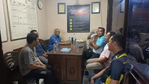Kepala Desa Impol Yurnalis bersama Ketua Badan Permusyawaratan Desa (BPD) Impol Haryadi kemudian melaporkan dugaan penganiayaan tersebut ke Kepolisian Sektor (Polsek) Jemaja pada Jumat (7/8/2026) malam. Kepala Desa Impol Yurnalis bersama Ketua Badan Permusyawaratan Desa (BPD) Impol Haryadi kemudian melaporkan dugaan penganiayaan tersebut ke Kepolisian Sektor (Polsek) Jemaja pada Jumat (7/8/2026) malam.
