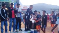 Bupati Kepulauan Anambas Aneng, saat menyerahkan mendali dan resmi menutup Turnamen Sepak Bola dalam rangka HUT ke-24 Karang Taruna Anggrek Desa Air Asuk, Kecamatan Siantan Tengah, Sabtu (8/8/2026).