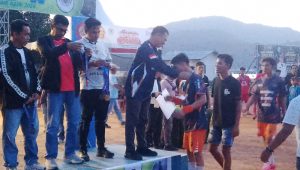 Bupati Kepulauan Anambas Aneng, saat menyerahkan mendali dan resmi menutup Turnamen Sepak Bola dalam rangka HUT ke-24 Karang Taruna Anggrek Desa Air Asuk, Kecamatan Siantan Tengah, Sabtu (8/8/2026).
