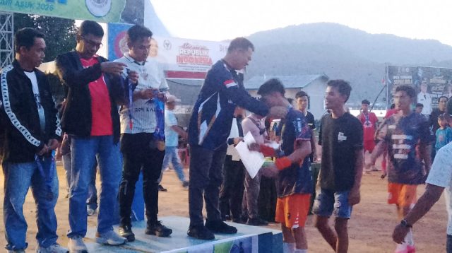 Bupati Kepulauan Anambas Aneng, saat menyerahkan mendali dan resmi menutup Turnamen Sepak Bola dalam rangka HUT ke-24 Karang Taruna Anggrek Desa Air Asuk, Kecamatan Siantan Tengah, Sabtu (8/8/2026).