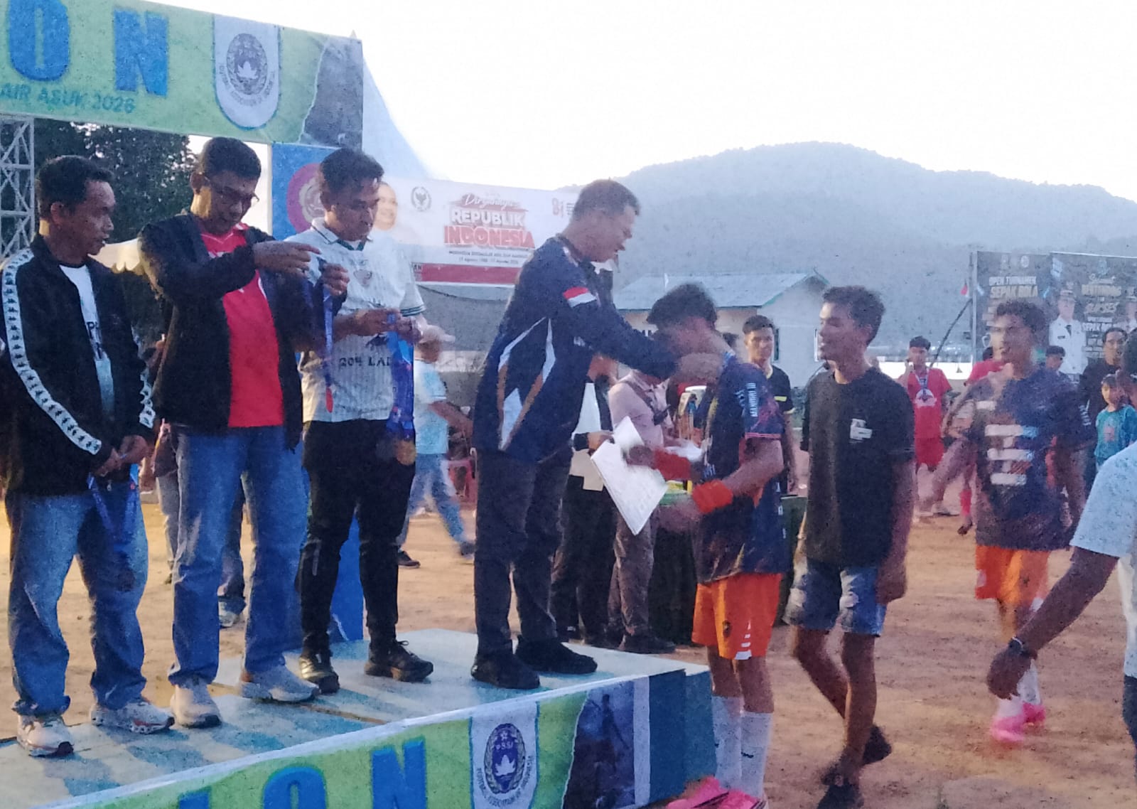 Bupati Kepulauan Anambas Aneng, saat menyerahkan mendali dan resmi menutup Turnamen Sepak Bola dalam rangka HUT ke-24 Karang Taruna Anggrek Desa Air Asuk, Kecamatan Siantan Tengah, Sabtu (8/8/2026).