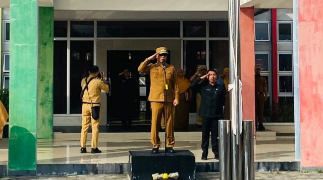Bupati Kepulauan Anambas Aneng mengumumkan percepatan pengajuan gaji ke-13 bagi aparatur sipil negara (ASN), baik pegawai negeri sipil (PNS) maupun pegawai pemerintah dengan perjanjian kerja (PPPK), saat memimpin apel pagi di Lapangan Kantor Bupati, Pasir Peti, Senin (10/8/2026) (Foto: Fendi/pijarkepri.com)
