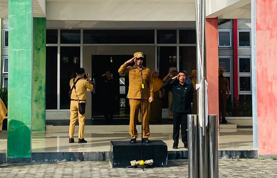 Bupati Kepulauan Anambas Aneng mengumumkan percepatan pengajuan gaji ke-13 bagi aparatur sipil negara (ASN), baik pegawai negeri sipil (PNS) maupun pegawai pemerintah dengan perjanjian kerja (PPPK), saat memimpin apel pagi di Lapangan Kantor Bupati, Pasir Peti, Senin (10/8/2026) (Foto: Fendi/pijarkepri.com)