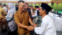 Bupati Kepulauan Anambas Aneng saat menyalami salah satu anggota BPD yang baru saja di Lantik, di Kecamatan Siantan, Kabupaten Kepulauan Anambas, Selasa (11/8/2026) (f-fendi/pijarkepri.com)