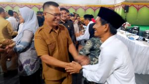 Bupati Kepulauan Anambas Aneng saat menyalami salah satu anggota BPD yang baru saja di Lantik, di Kecamatan Siantan, Kabupaten Kepulauan Anambas, Selasa (11/8/2026) (f-fendi/pijarkepri.com)