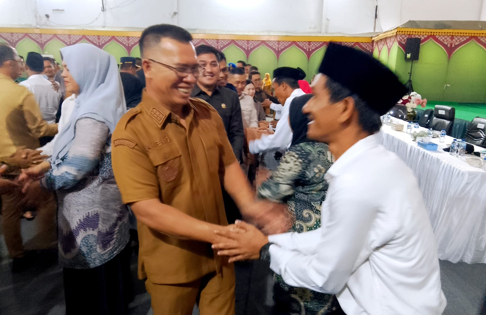 Bupati Kepulauan Anambas Aneng saat menyalami salah satu anggota BPD yang baru saja di Lantik, di Kecamatan Siantan, Kabupaten Kepulauan Anambas, Selasa (11/8/2026) (f-fendi/pijarkepri.com)