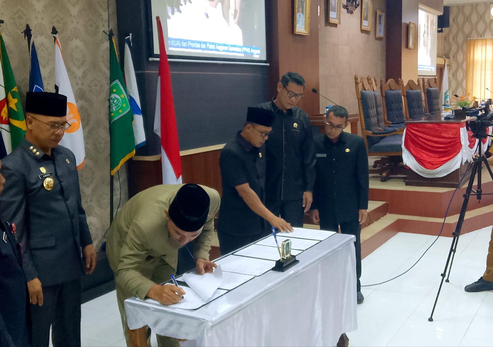 DPRD Kabupaten Kepulauan Anambas, saat Penandatanganan Nota Kesepakatan Kebijakan Umum Anggaran (KUA) dan Prioritas Plafon Anggaran Sementara (PPAS) APBD Tahun Anggaran 2027, di Lantai I Ruang Paripurna DPRD Kabupaten Kepulauan Anambas, Senin (10/8/2026). (F-Fendi/pijarkepri.com)