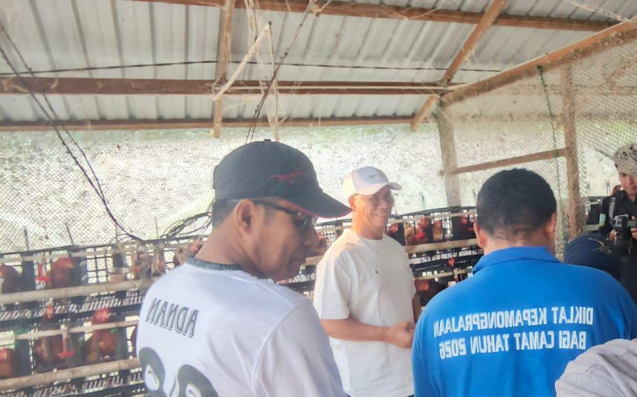 Adnan saat bersama Bupati Kepulauan Anambas Aneng meninjau peternakan tersebut, Selasa (11/8/2026)