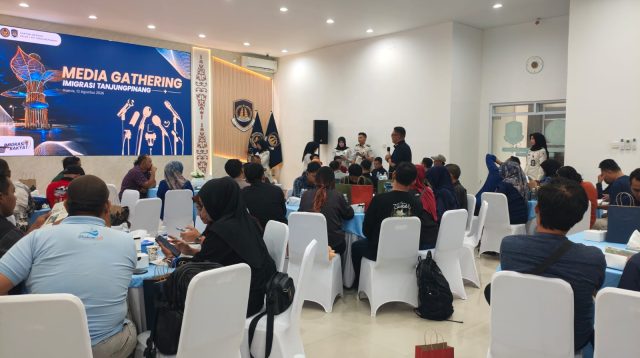Kepala Kantor Imigrasi Kelas I Tanjungpinang Erwin Hariadi, dalam media gathering dan sosialisasi TPPO bersama wartawan di Aula Kantor Imigrasi Tanjungpinang, Kamis (13/8/2026) (Foto: aji/pijarkepri.com) Kepala Kantor Imigrasi Kelas I Tanjungpinang Erwin Hariadi, dalam media gathering dan sosialisasi TPPO bersama wartawan di Aula Kantor Imigrasi Tanjungpinang, Kamis (13/8/2026) (Foto: aji/pijarkepri.com)