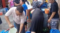 Bupati Aneng turun ke permukiman warga, mendistribusikan air bersih, Kamis (13/8/2026) Bupati Aneng turun ke permukiman warga, mendistribusikan air bersih, Kamis (13/8/2026)