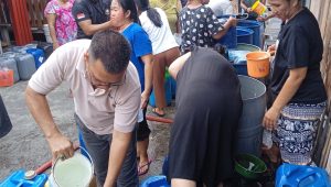 Bupati Aneng turun ke permukiman warga, mendistribusikan air bersih, Kamis (13/8/2026) Bupati Aneng turun ke permukiman warga, mendistribusikan air bersih, Kamis (13/8/2026)