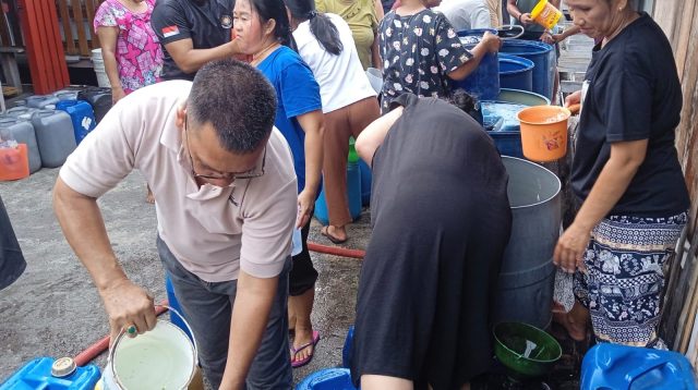 Bupati Aneng turun ke permukiman warga, mendistribusikan air bersih, Kamis (13/8/2026)
