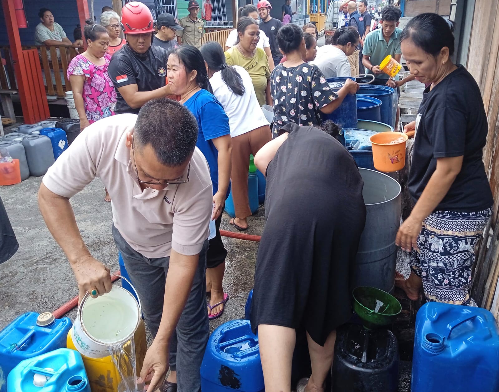 Bupati Aneng turun ke permukiman warga, mendistribusikan air bersih, Kamis (13/8/2026)