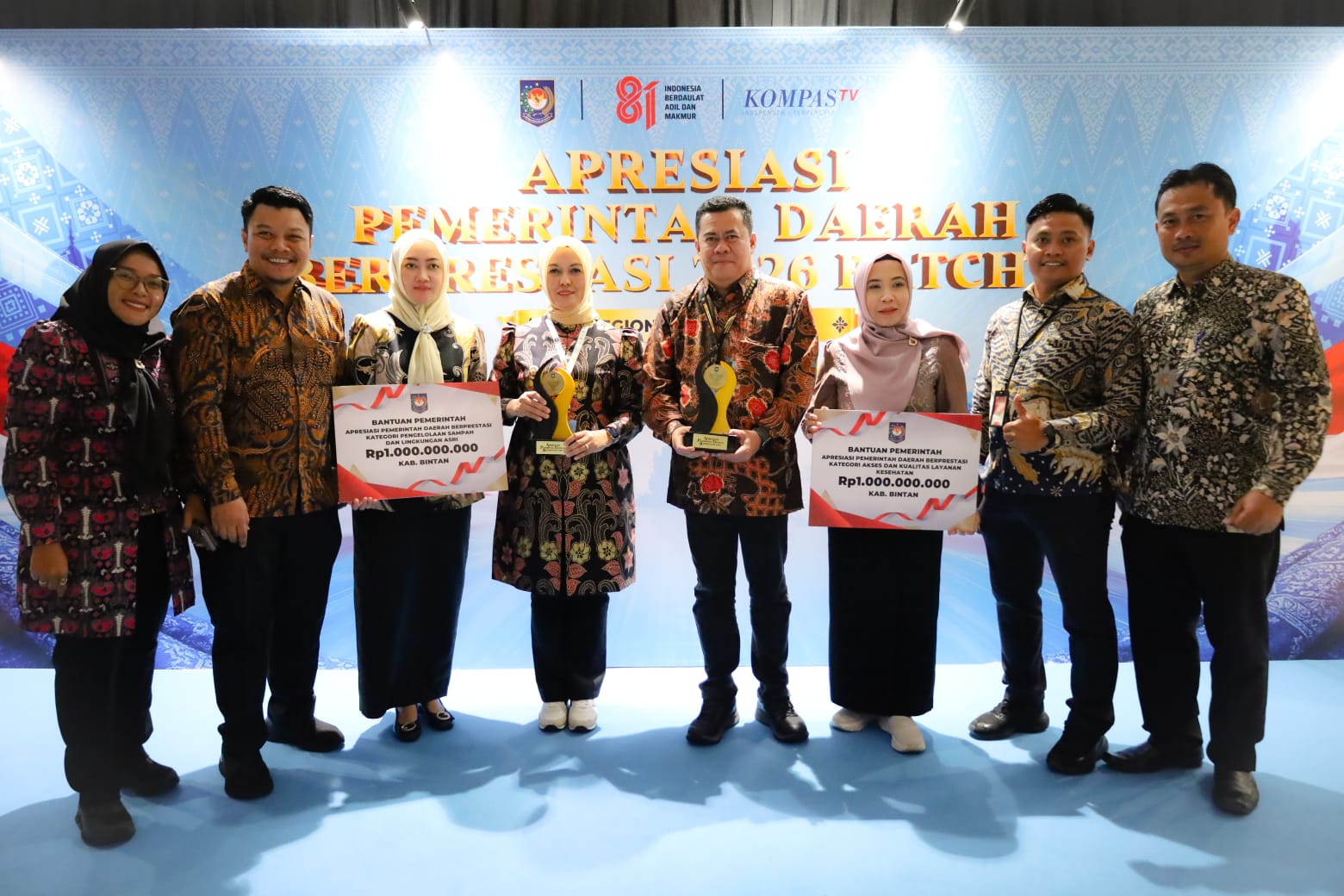 Menteri Dalam Negeri Muhammad Tito Karnavian saat menyerahkan penghargaan sekaligus kepada Pemerintah Kabupaten Bintan dalam ajang Apresiasi Pemerintah Daerah Berprestasi Tahun 2026 Batch II Regional Sumatera yang digelar Kementerian Dalam Negeri (Kemendagri) di Kota Batam, Rabu (12/8) malam.