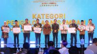 Menteri Dalam Negeri Muhammad Tito Karnavian saat menyerahkan penghargaan sekaligus kepada Pemerintah Kabupaten Bintan dalam ajang Apresiasi Pemerintah Daerah Berprestasi Tahun 2026 Batch II Regional Sumatera yang digelar Kementerian Dalam Negeri (Kemendagri) di Kota Batam, Rabu (12/8) malam. Menteri Dalam Negeri Muhammad Tito Karnavian saat menyerahkan penghargaan sekaligus kepada Pemerintah Kabupaten Bintan dalam ajang Apresiasi Pemerintah Daerah Berprestasi Tahun 2026 Batch II Regional Sumatera yang digelar Kementerian Dalam Negeri (Kemendagri) di Kota Batam, Rabu (12/8) malam.
