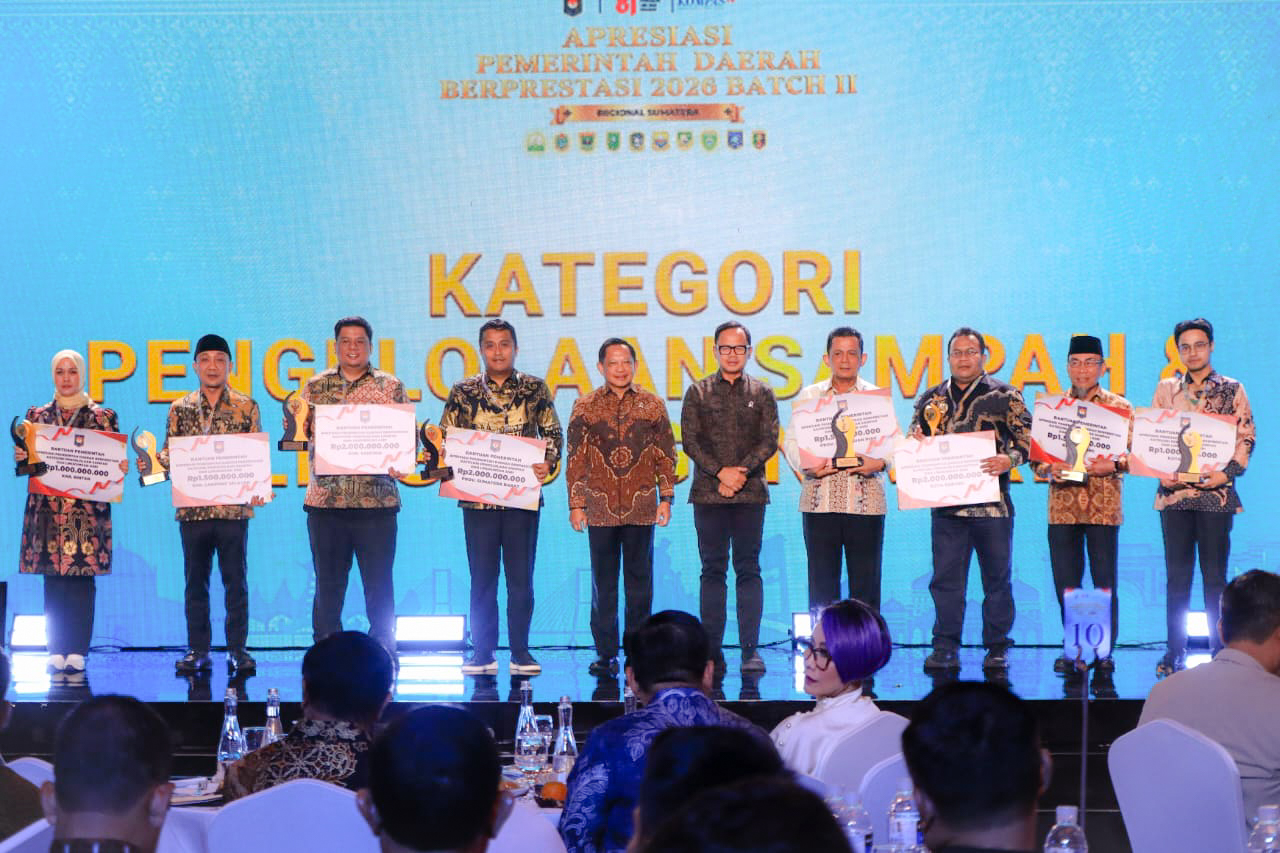 Menteri Dalam Negeri Muhammad Tito Karnavian saat menyerahkan penghargaan sekaligus kepada Pemerintah Kabupaten Bintan dalam ajang Apresiasi Pemerintah Daerah Berprestasi Tahun 2026 Batch II Regional Sumatera yang digelar Kementerian Dalam Negeri (Kemendagri) di Kota Batam, Rabu (12/8) malam.