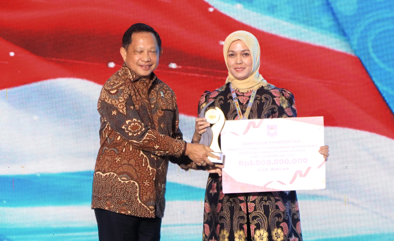 Menteri Dalam Negeri Muhammad Tito Karnavian saat menyerahkan penghargaan sekaligus kepada Pemerintah Kabupaten Bintan dalam ajang Apresiasi Pemerintah Daerah Berprestasi Tahun 2026 Batch II Regional Sumatera yang digelar Kementerian Dalam Negeri (Kemendagri) di Kota Batam, Rabu (12/8) malam.