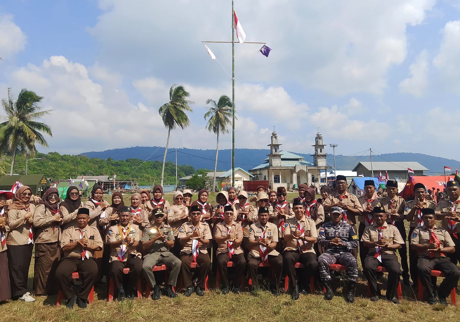 Upacara peringatan Hari Pramuka Nasional ke-65 digelar di Lapangan Bola Kaki Desa Air Putih, Kecamatan Siantan Timur, Kabupaten Kepulauan Anambas, Jumat (14/8/2026). (F-fendi)
