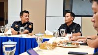 Kepala KPPBC Tipe Madya Pabean B Tanjungpinang, Joko Pri Sukmono Dwi Widodo, saat diskusi bersama pengurus PWI, di Tanjungpinang, Kamis (13/8/2026) (Foto: Aji Anugraha/pijarkepri.com)