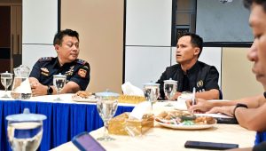 Kepala KPPBC Tipe Madya Pabean B Tanjungpinang, Joko Pri Sukmono Dwi Widodo, saat diskusi bersama pengurus PWI, di Tanjungpinang, Kamis (13/8/2026) (Foto: Aji Anugraha/pijarkepri.com) Kepala KPPBC Tipe Madya Pabean B Tanjungpinang, Joko Pri Sukmono Dwi Widodo, saat diskusi bersama pengurus PWI, di Tanjungpinang, Kamis (13/8/2026) (Foto: Aji Anugraha/pijarkepri.com)