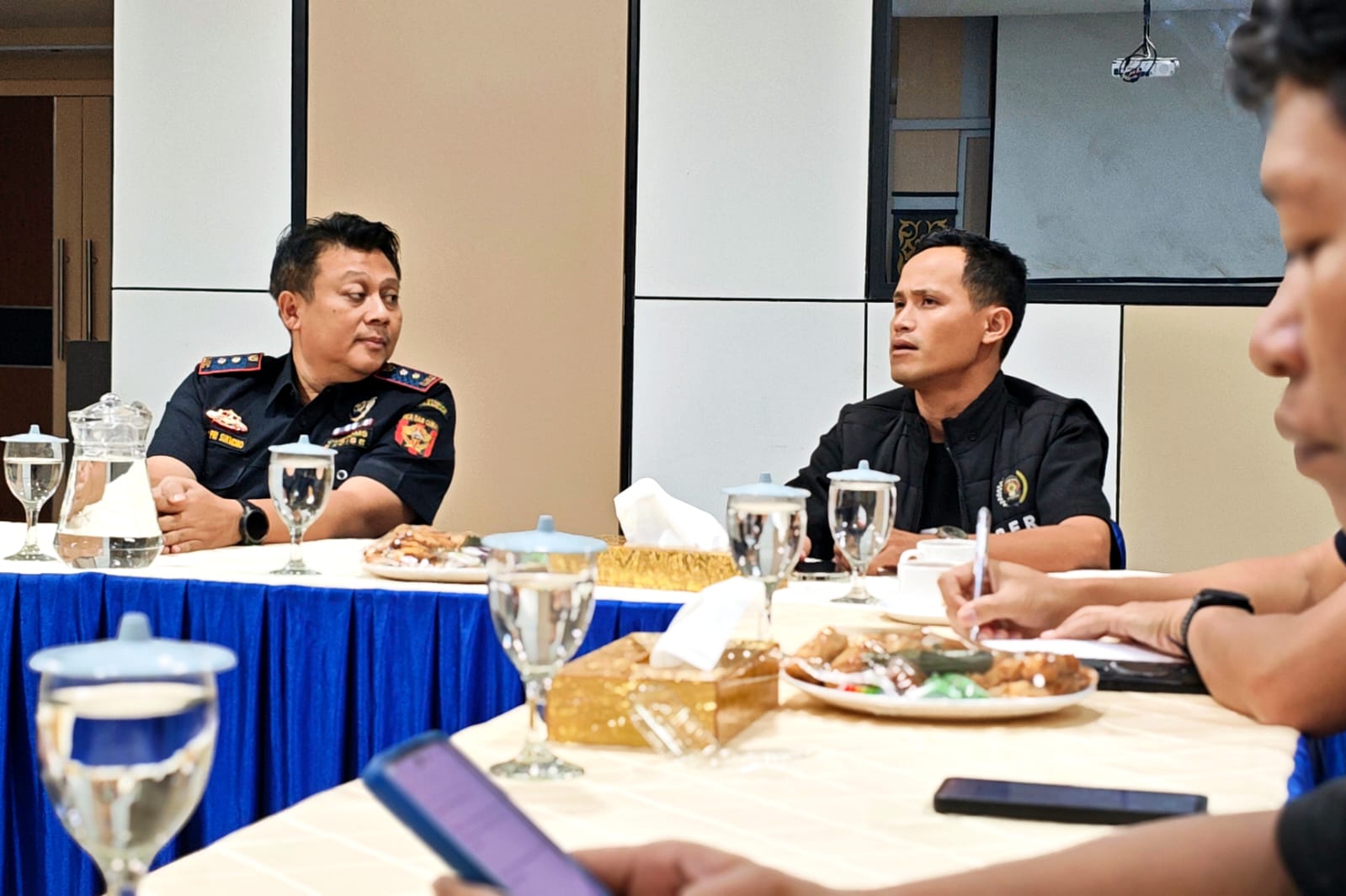 Kepala KPPBC Tipe Madya Pabean B Tanjungpinang, Joko Pri Sukmono Dwi Widodo, saat diskusi bersama pengurus PWI, di Tanjungpinang, Kamis (13/8/2026) (Foto: Aji Anugraha/pijarkepri.com)