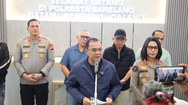 Wakil Kepala Bareskrim Polri Irjen Pol. Nunung Syaifuddin, sar konferensi pers di Mapolresta Barelang, Minggu (16/8/2026). (F-HPB)