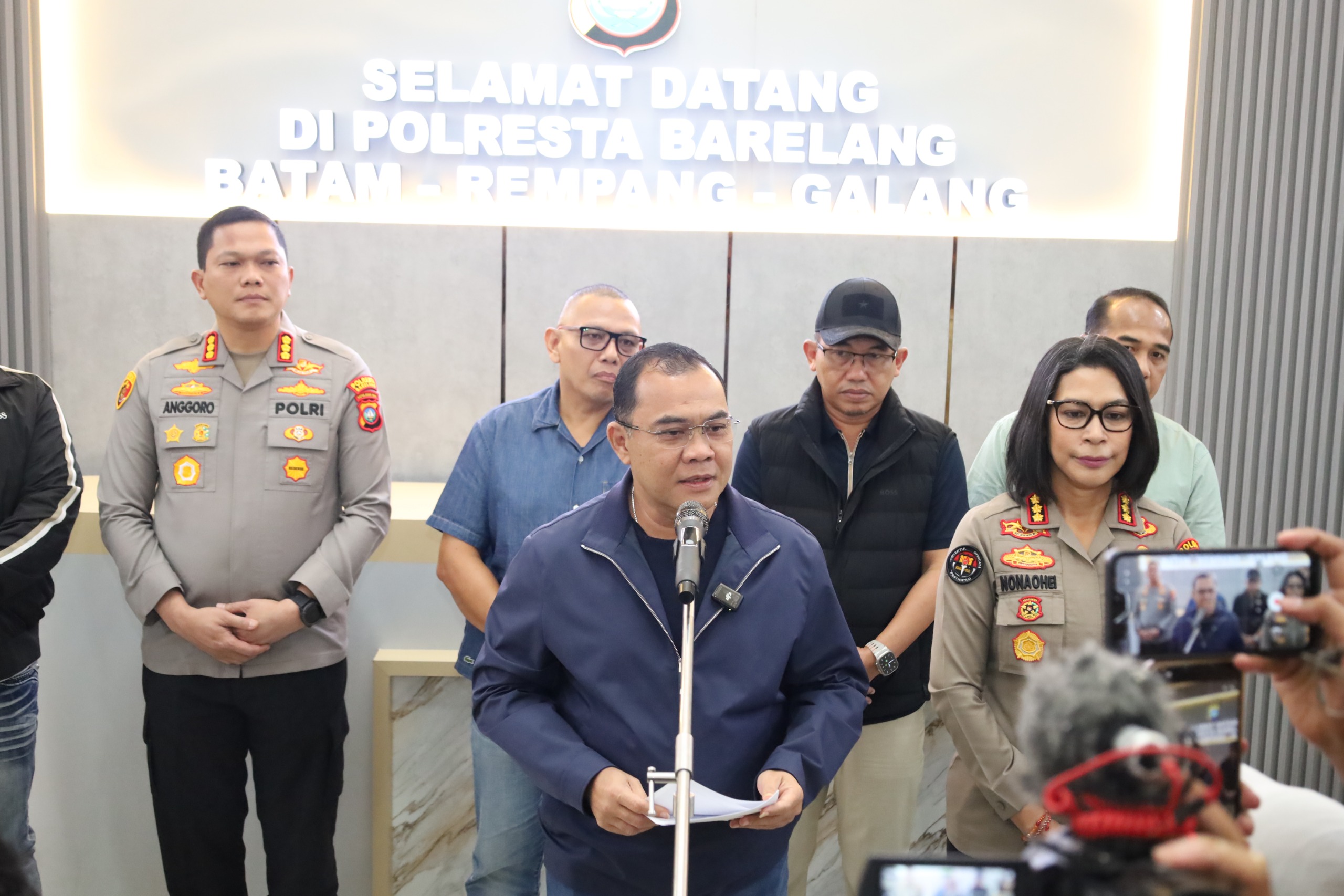 Wakil Kepala Bareskrim Polri Irjen Pol. Nunung Syaifuddin, sar konferensi pers di Mapolresta Barelang, Minggu (16/8/2026). (F-HPB)