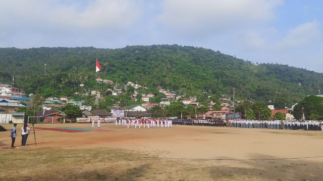 Upacara pengibaran Bendera Merah Putih dalam rangka memperingati Hari Ulang Tahun ke-81 Proklamasi Kemerdekaan Republik Indonesia Tahun 2026 berlangsung lancar, tertib, dan khidmat, di Lapangan Bola Kaki Sulaiman Abdullah, Kelurahan Tarempa, Kecamatan Siantan, Kabupaten Kepulauan Anambas, Senin (17/8/2026).