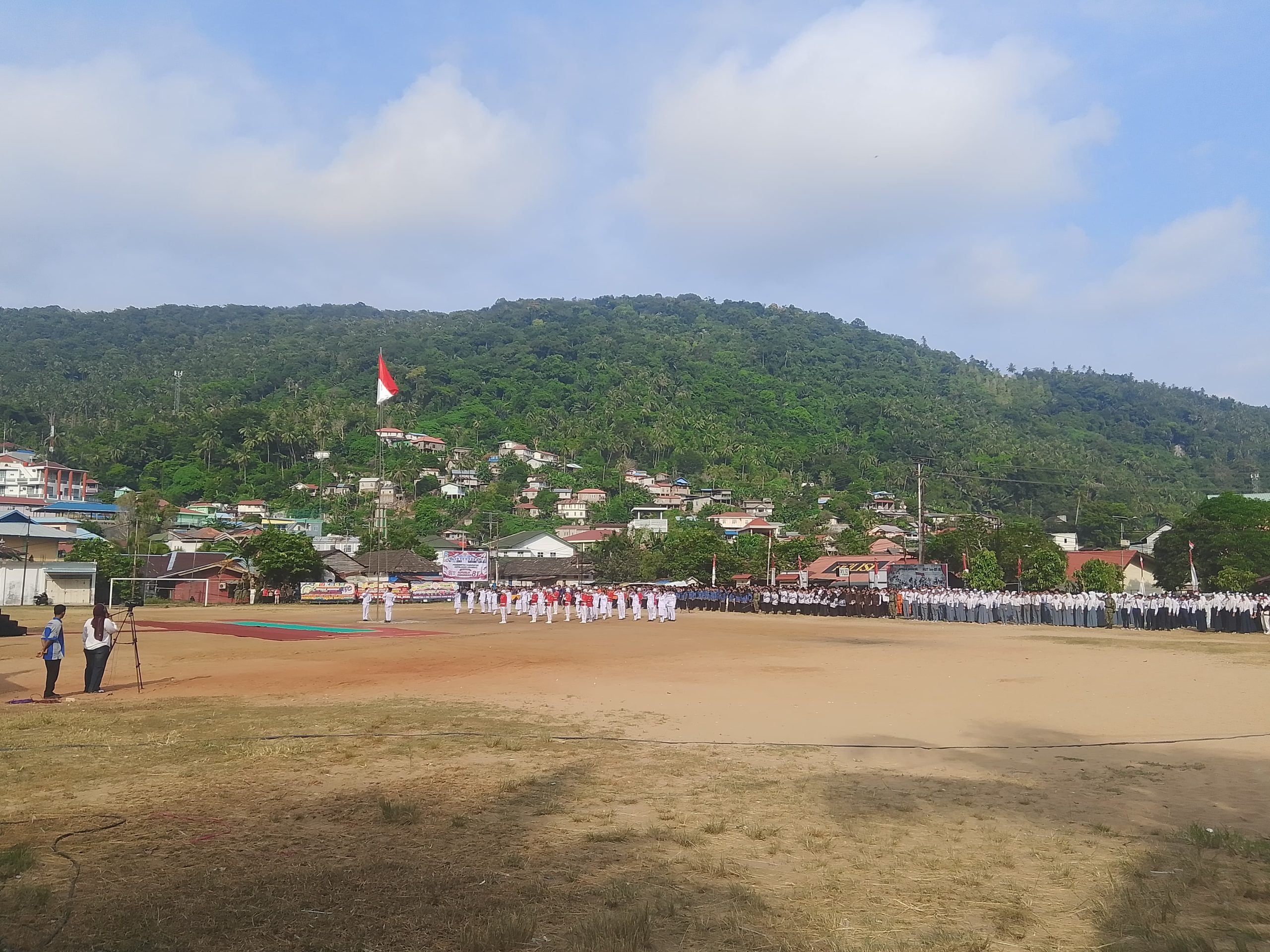 Upacara pengibaran Bendera Merah Putih dalam rangka memperingati Hari Ulang Tahun ke-81 Proklamasi Kemerdekaan Republik Indonesia Tahun 2026 berlangsung lancar, tertib, dan khidmat, di Lapangan Bola Kaki Sulaiman Abdullah, Kelurahan Tarempa, Kecamatan Siantan, Kabupaten Kepulauan Anambas, Senin (17/8/2026).