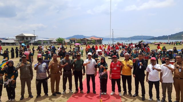 Bupati Kepulauan Anambas Aneng bersama jajaran organisasi perangkat daerah (OPD) hadir dalam kegiatan yang dikemas sebagai pesta rakyat, di Lapangan Bola Kaki Teluk Tebang, Kecamatan Palmatak, Selasa (18/8/2026)