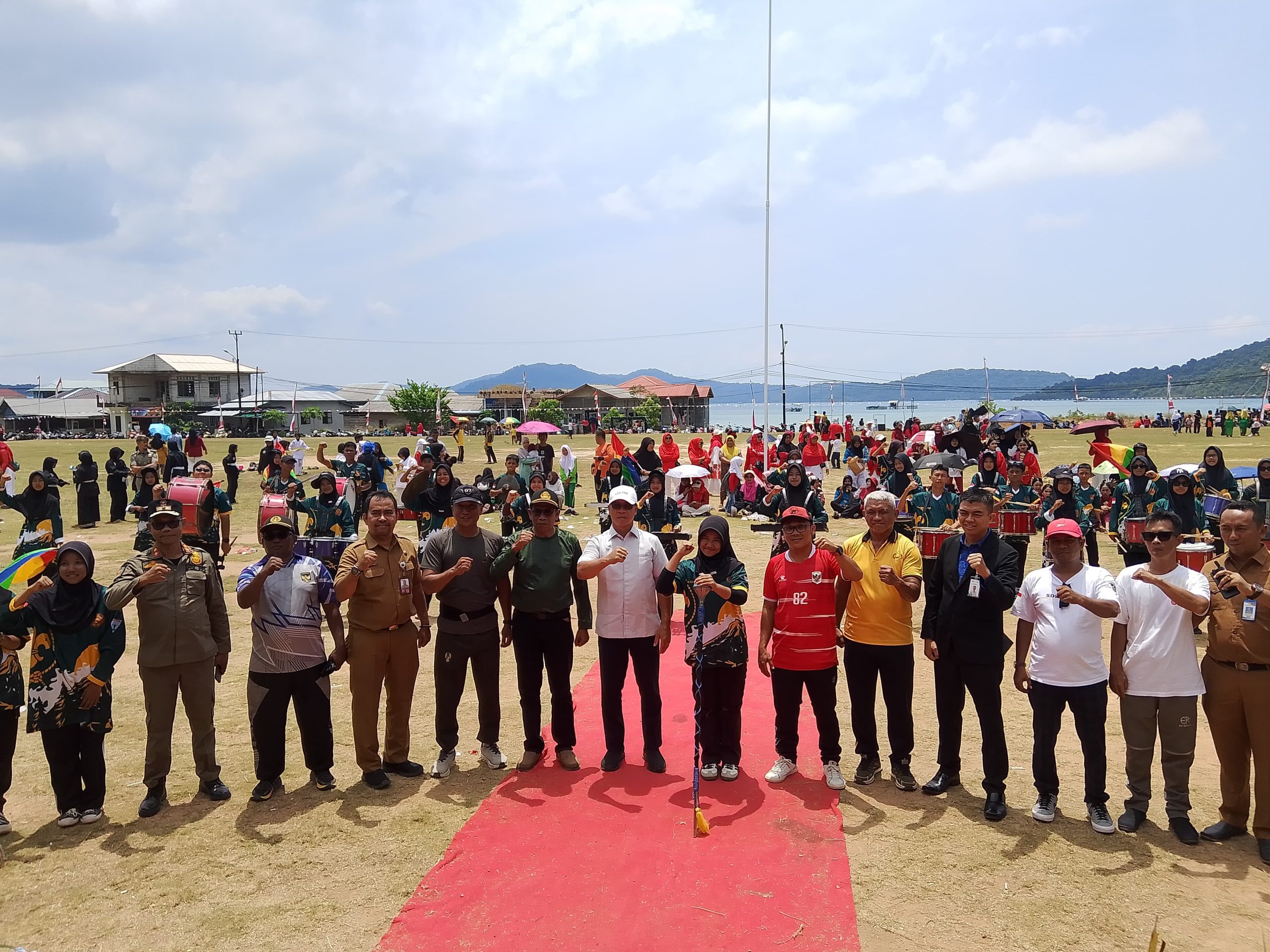 Bupati Kepulauan Anambas Aneng bersama jajaran organisasi perangkat daerah (OPD) hadir dalam kegiatan yang dikemas sebagai pesta rakyat, di Lapangan Bola Kaki Teluk Tebang, Kecamatan Palmatak, Selasa (18/8/2026)
