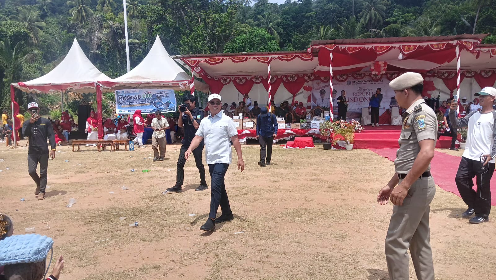 Satuan Polisi Pamong Praja (Satpol PP) Kabupaten Kepulauan Anambas mengawal pembukaan Pesta Rakyat dalam rangka HUT ke-81 Kemerdekaan RI di Kecamatan Palmatak, Selasa (18/8/2026).