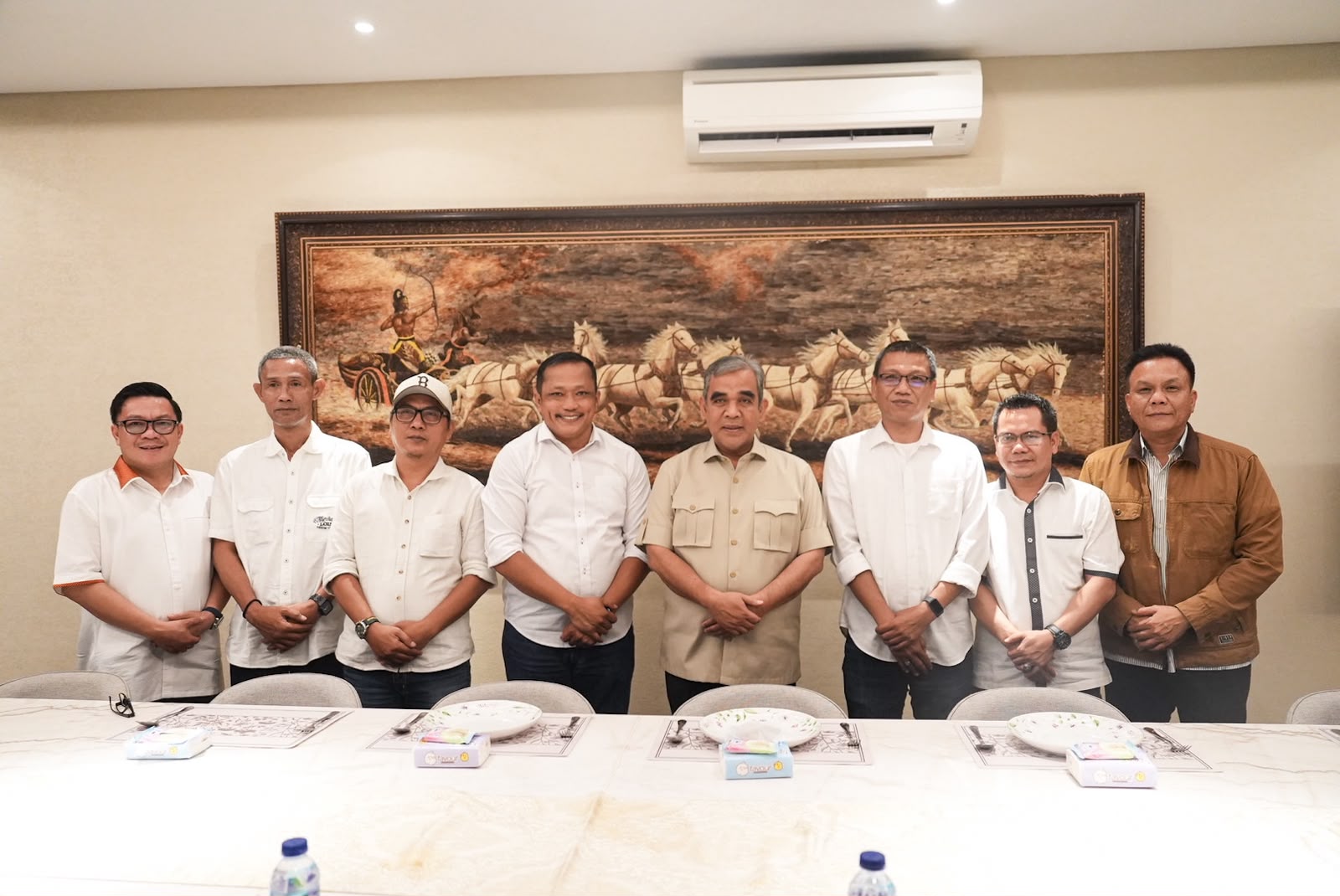 Ketua MPR RI Ahmad Muzani saat menerima Ketua PWI Lampung Wirahadikusuma bersama jajaran di rumah dinas Ketua MPR RI, Kompleks Widya Chandra, Jakarta, Selasa (18/8/2026).