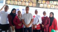 Bupati Kabupaten Kepulauan Anambas, Aneng, saat mencoba kuliner di salah satu restaurant, di Palmatak, Rabu (19/8/2026) (f-Fendi)